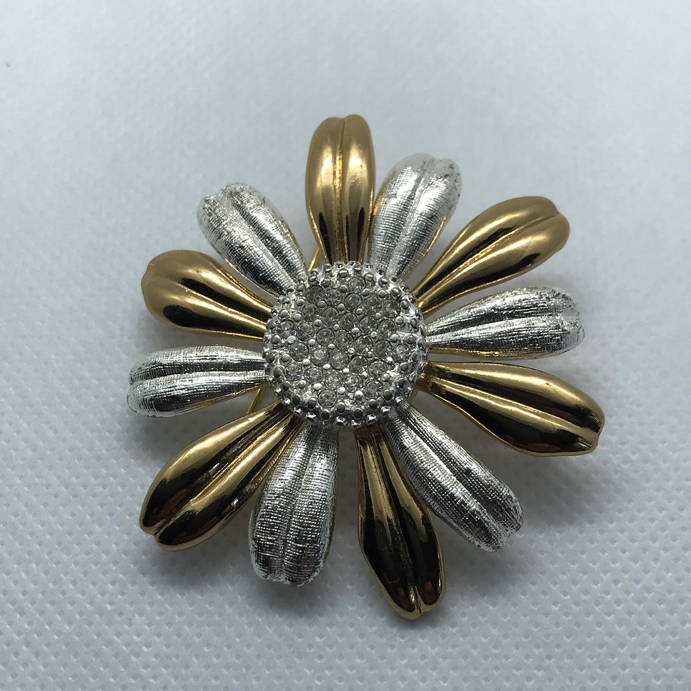 Gorgeous vintage daisy pin - Picture 2 of 4